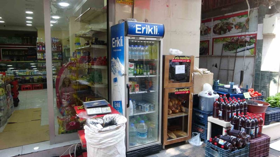 Mersin’de Marketin Dolabından Su Ve Meşrubat Çalan 2 Kişi Kameraya Yakalandı