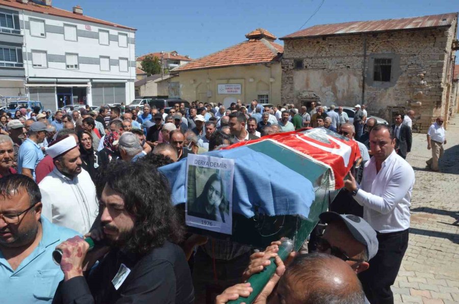 Sevgilisi Tarafından Öldürülen Derya Öğretmen Karaman’da Toprağa Verildi