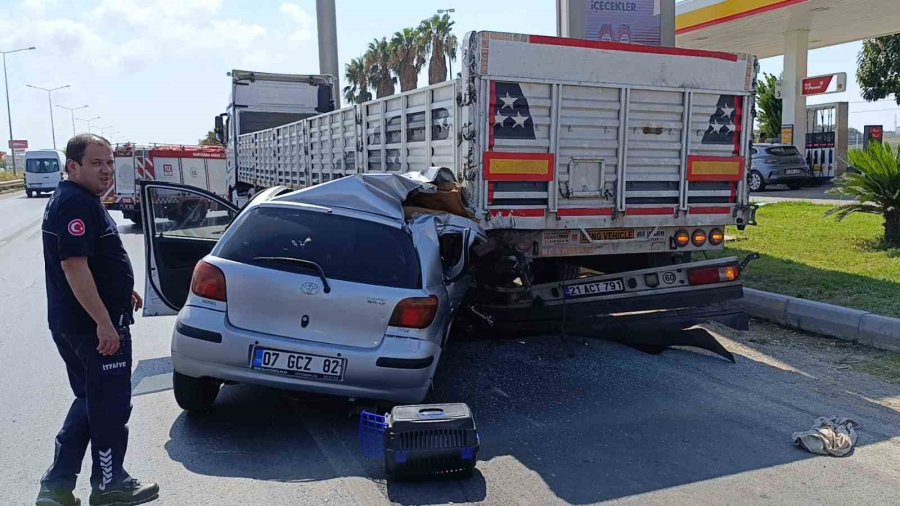 Otomobil Park Halindeki Tıra Çarptı, 21 Yaşındaki Genç Kız Yaşamını Yitirdi