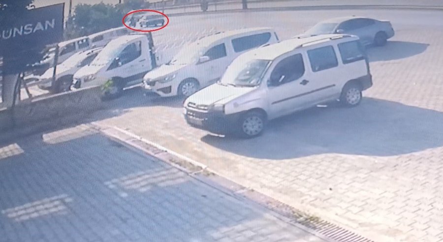 Otomobille Çarpışıp Savrulan Motosiklet Sürücüsü Ölümden Kıl Payı Kurtuldu