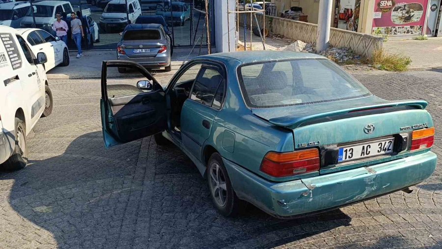 Otomobille Çarpışıp Savrulan Motosiklet Sürücüsü Ölümden Kıl Payı Kurtuldu