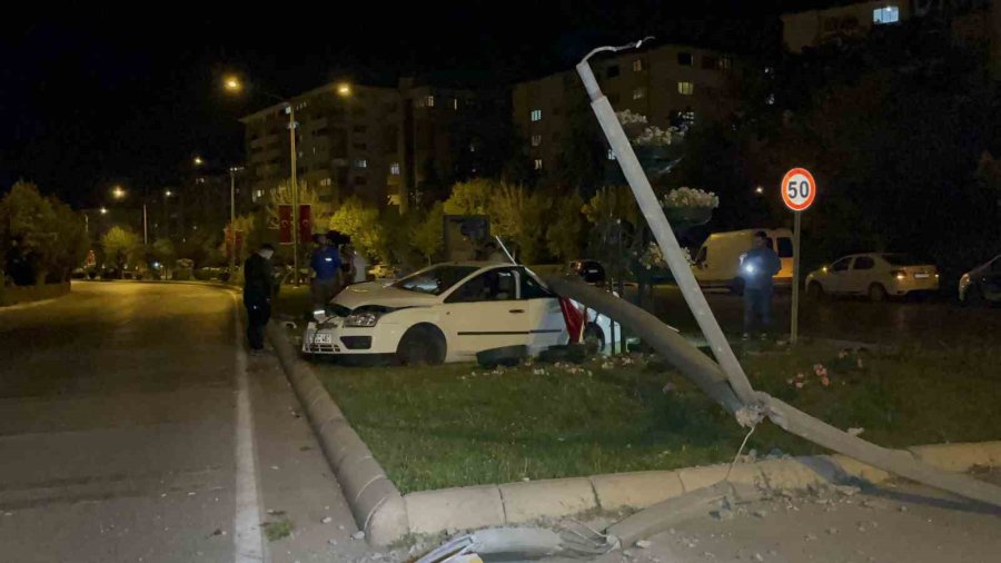 Beton Aydınlatma Direğine Çarpan Otomobildeki 3 Kişi Yaralandı