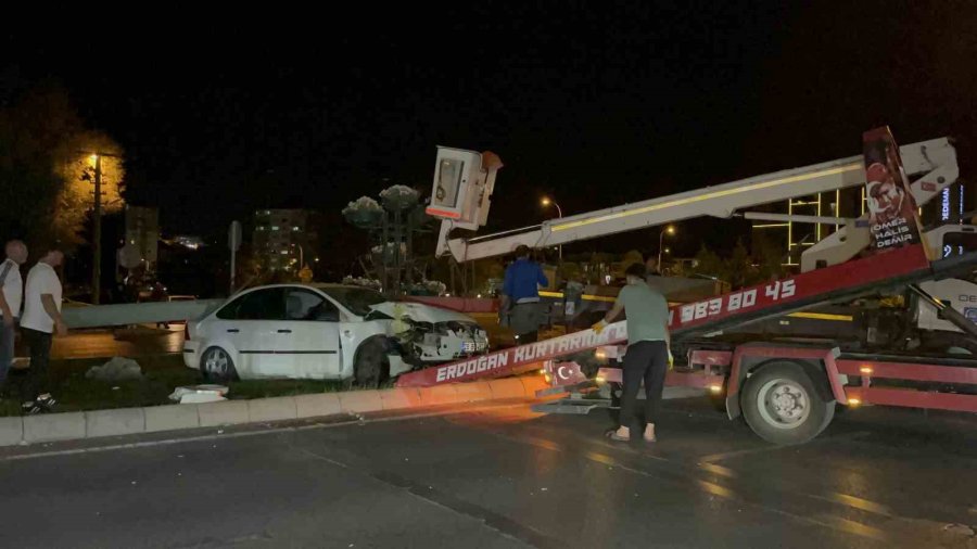 Beton Aydınlatma Direğine Çarpan Otomobildeki 3 Kişi Yaralandı