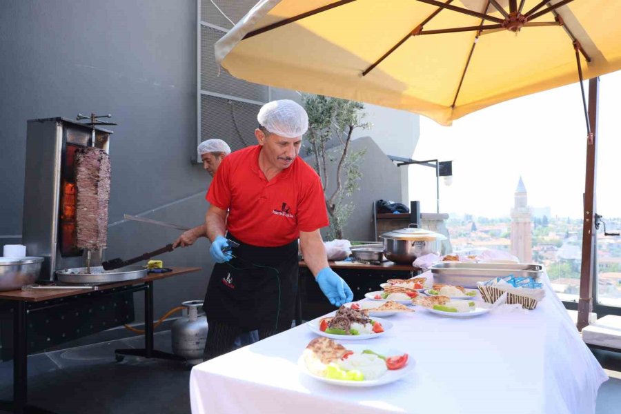 Et Fiyatı Düştü, İddiayı Kaybetti, Et Döner Tezgahını Meclis’e Kurarak Döner Dağıttı