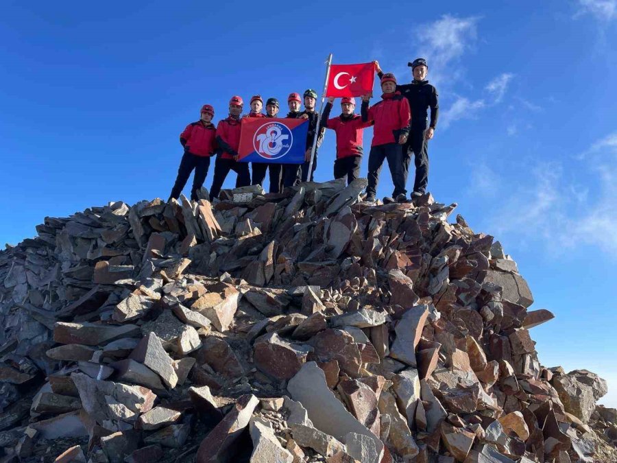 Jak Timlerinden Erciyes’e Zirve Tırmanışı