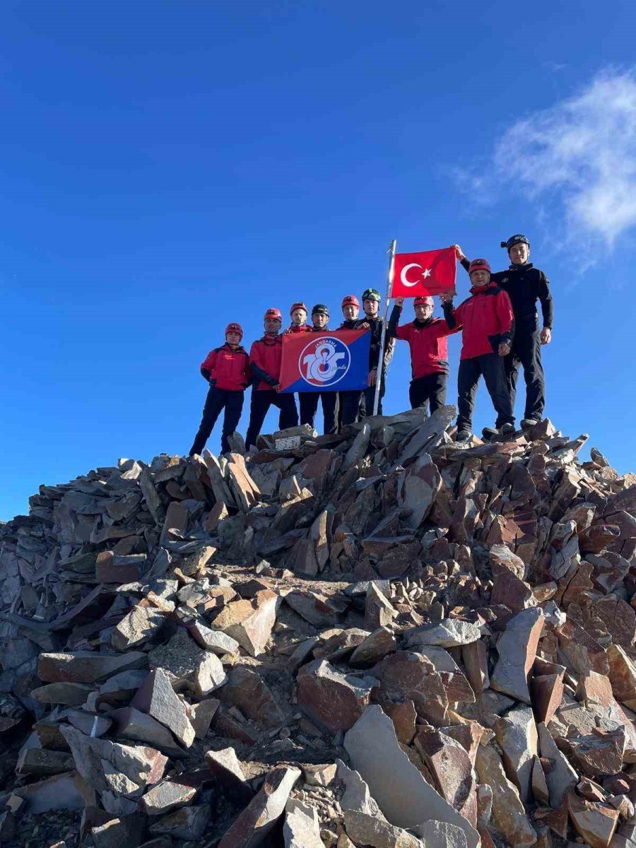 Jak Timlerinden Erciyes’e Zirve Tırmanışı