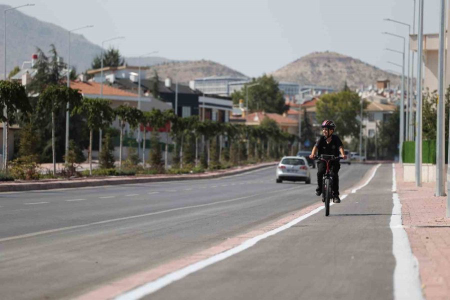 Büyükşehir, Bisiklet Şehri Konya’da Bisiklet Yollarına Bakım Ve Boya Çalışmaları Yapıyor