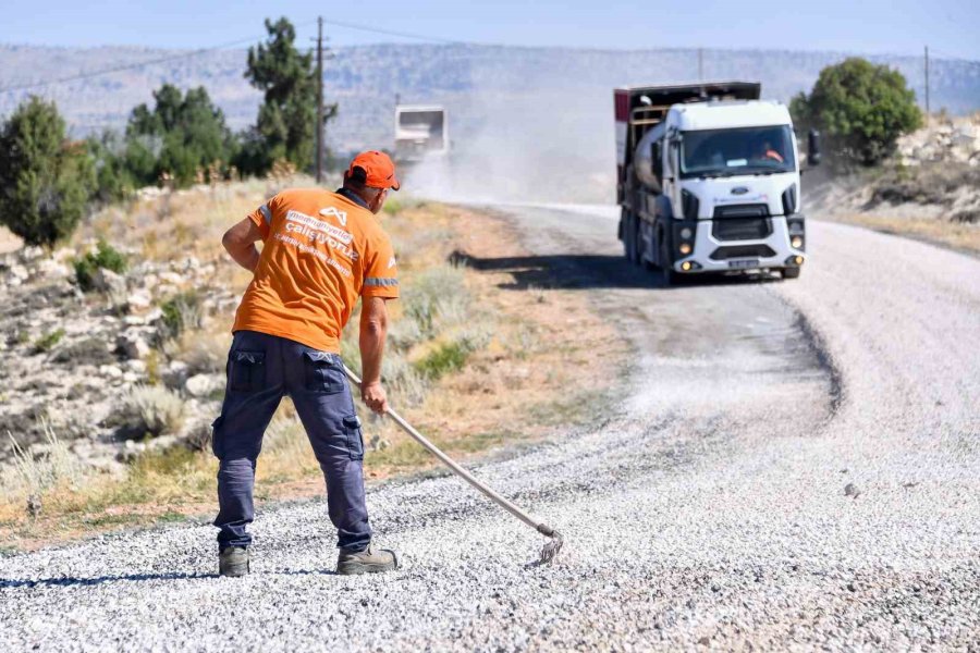 Silifke’de Çiftçilerin Kullandığı Yollar Yenileniyor