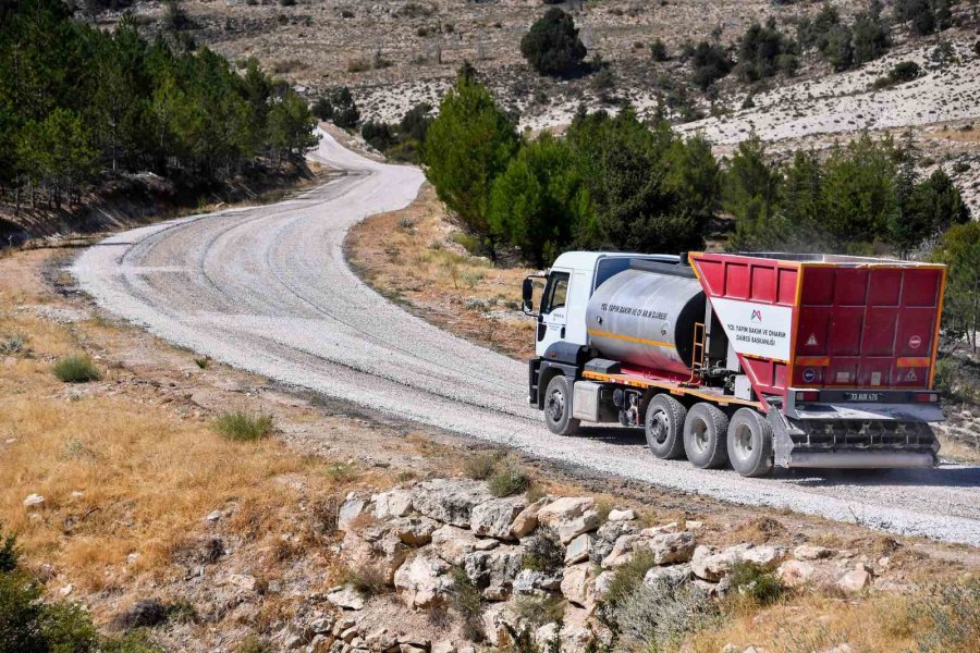 Silifke’de Çiftçilerin Kullandığı Yollar Yenileniyor