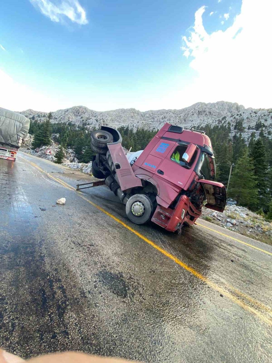 Antalya’da Mazot Yüklü Tanker Devrildi