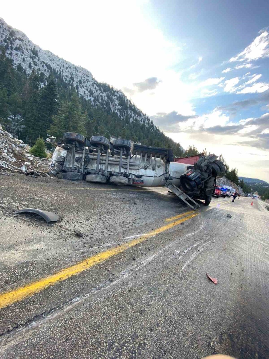 Antalya’da Mazot Yüklü Tanker Devrildi