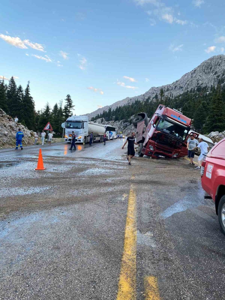 Antalya’da Mazot Yüklü Tanker Devrildi