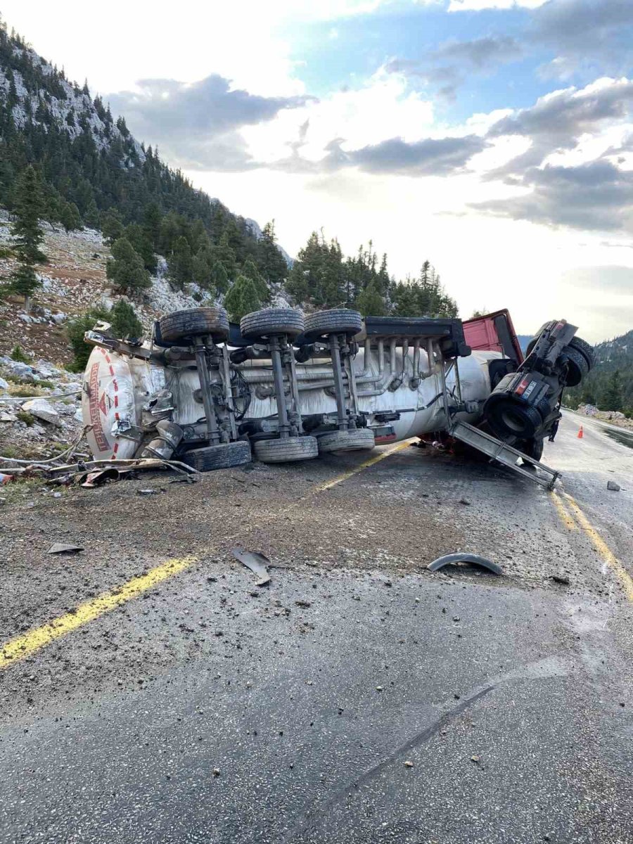 Antalya’da Mazot Yüklü Tanker Devrildi