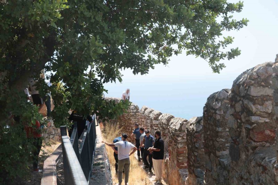 Dolandırıldığını Söyleyip Kalenin Surlarına Çıktı, Polise Ecel Terleri Döktürdü