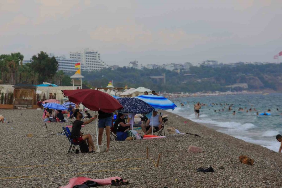 Konyaaltı’nda Denizin Keyfini Çıkartan Vatandaşlara Yağış Sürprizi