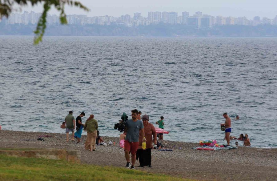 Konyaaltı’nda Denizin Keyfini Çıkartan Vatandaşlara Yağış Sürprizi