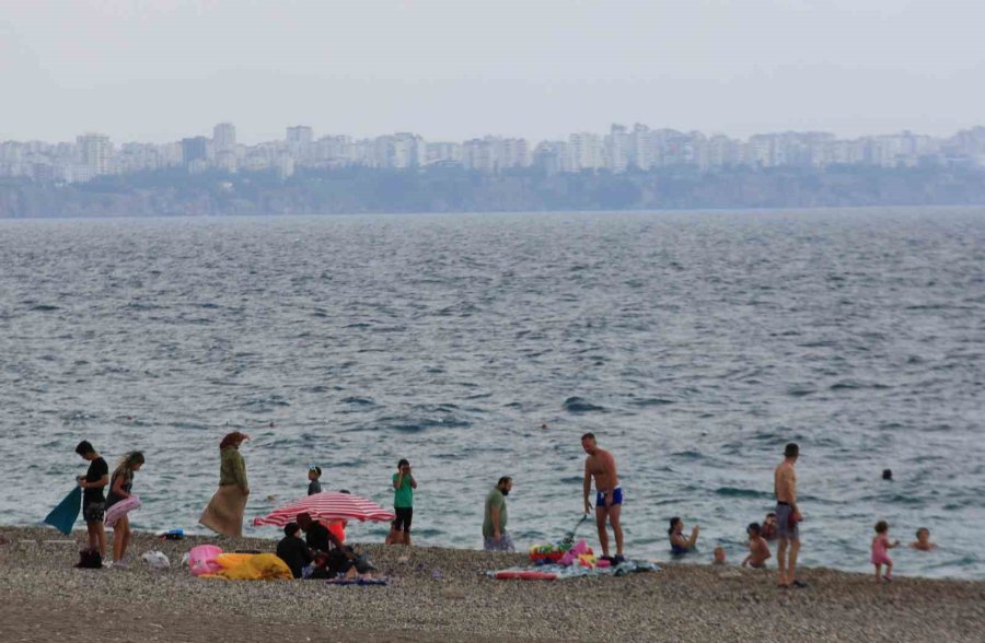 Konyaaltı’nda Denizin Keyfini Çıkartan Vatandaşlara Yağış Sürprizi