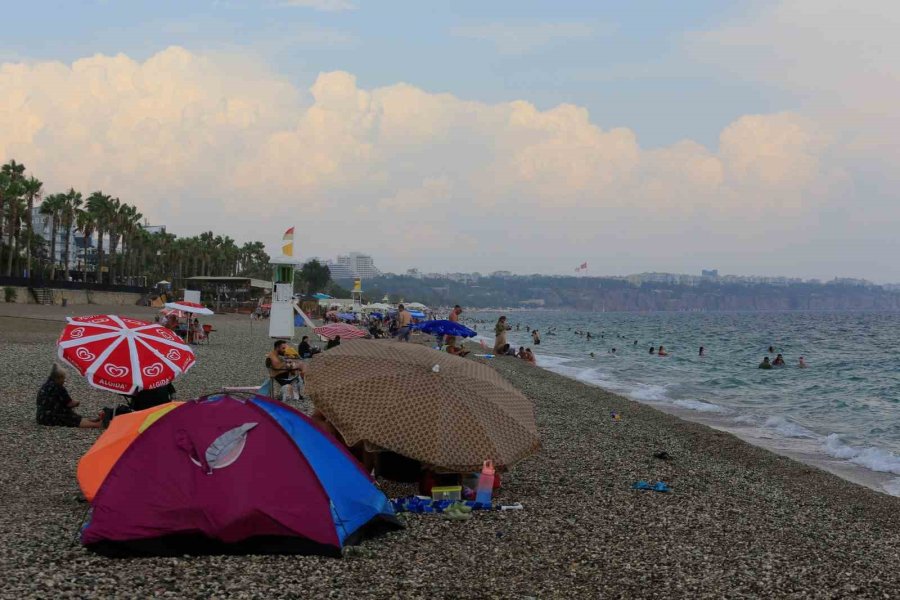 Konyaaltı’nda Denizin Keyfini Çıkartan Vatandaşlara Yağış Sürprizi