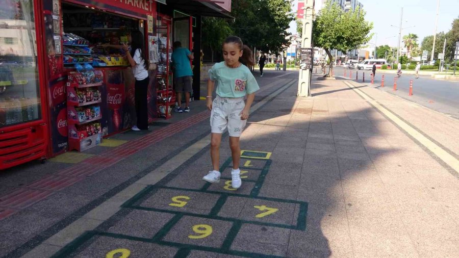 7’den 70’e Her Yaştan Vatandaş ’sek Sek’ Oynayarak Geçiyor