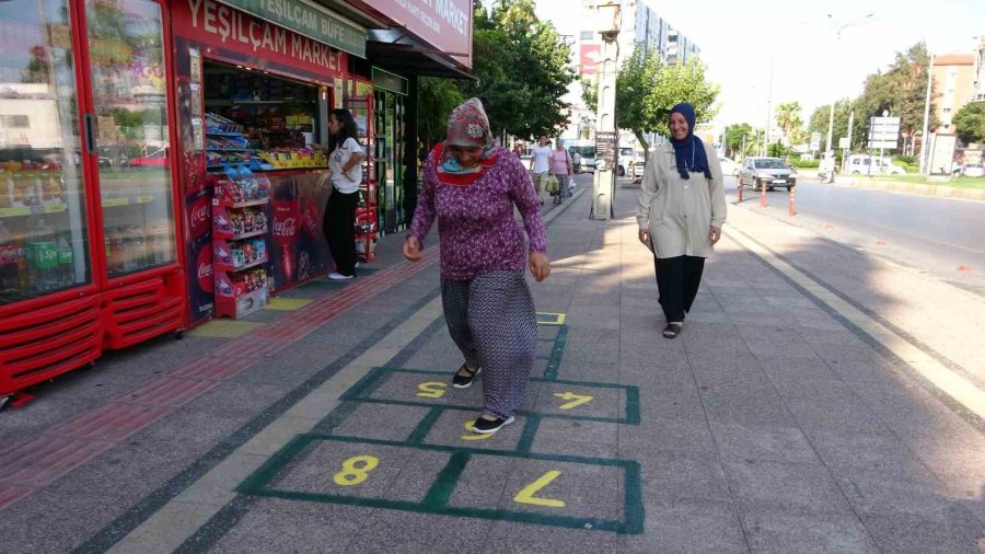 7’den 70’e Her Yaştan Vatandaş ’sek Sek’ Oynayarak Geçiyor