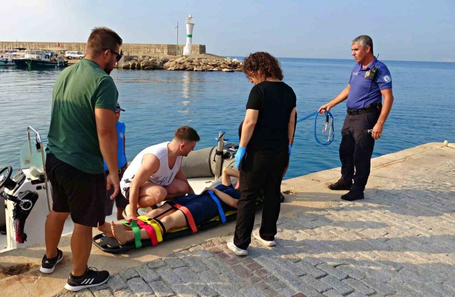 Kayalık Alandan Düşen Kadını Deniz Polisi Kurtardı