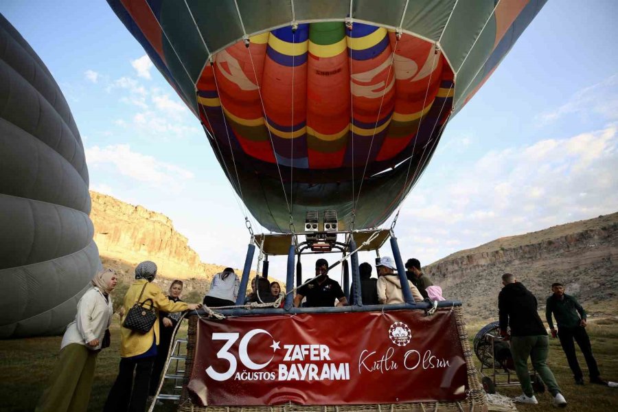 Aksaray’da Sevgi Evi Çocukları Çocuklar 30 Ağustos Zafer Bayramı’nı Balon Uçuşu İle Kutladı