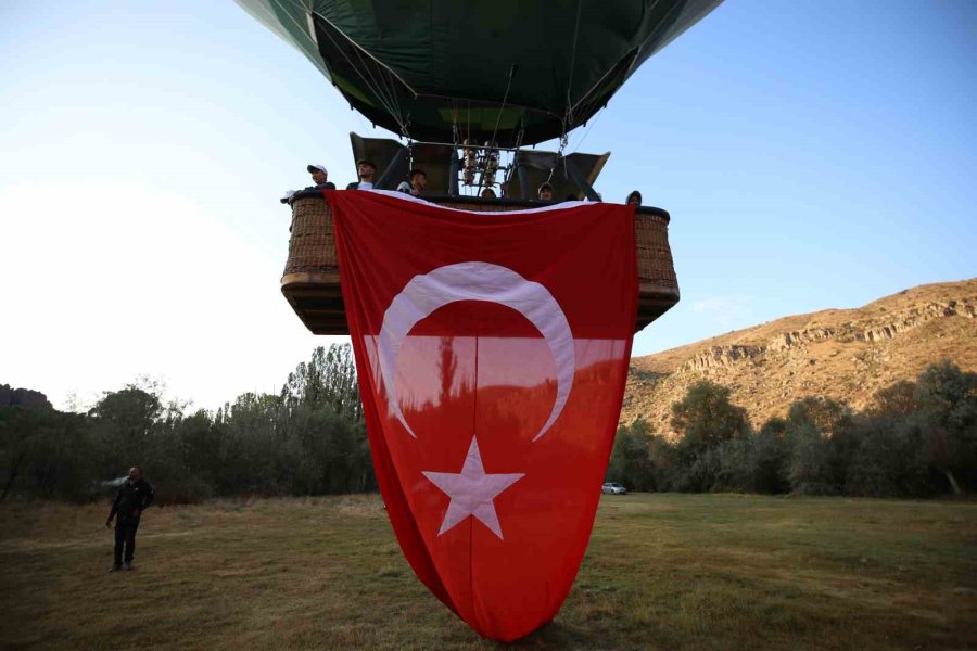 Aksaray’da Sevgi Evi Çocukları Çocuklar 30 Ağustos Zafer Bayramı’nı Balon Uçuşu İle Kutladı