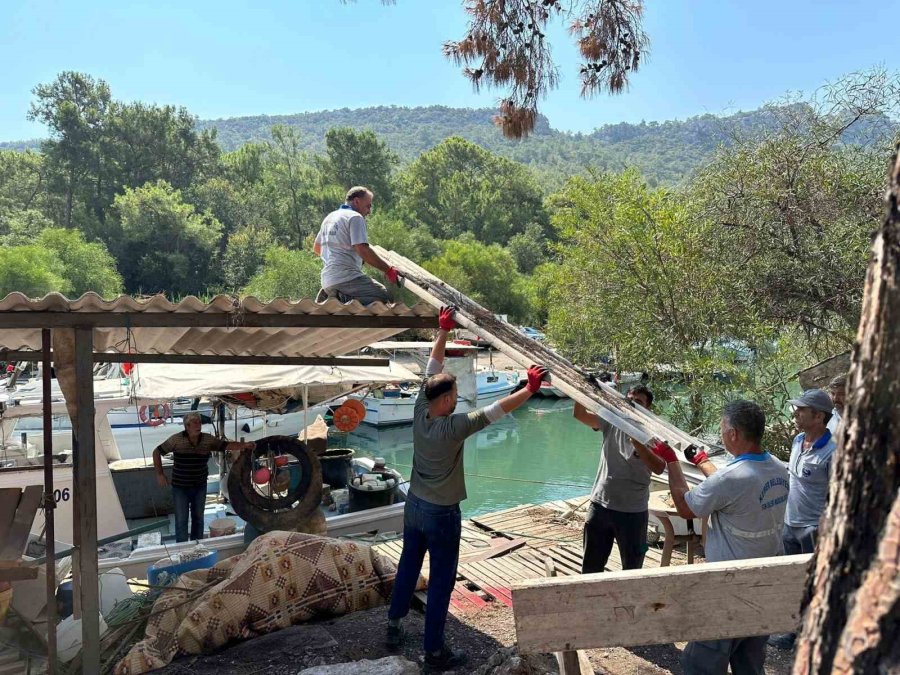 Kemer Balıkçı Barınağı’ndaki Kaçak Yapılar Kaldırıldı