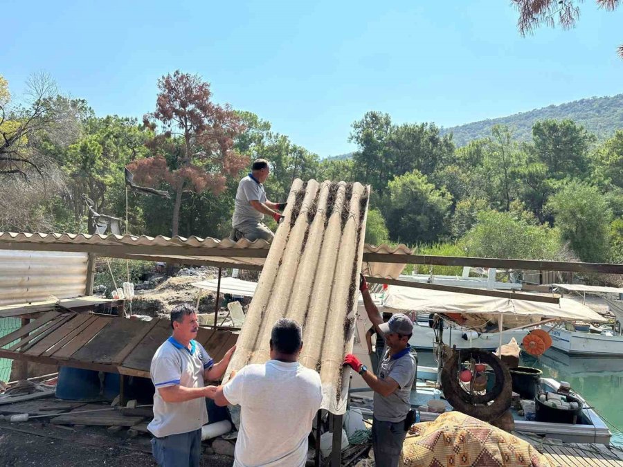 Kemer Balıkçı Barınağı’ndaki Kaçak Yapılar Kaldırıldı