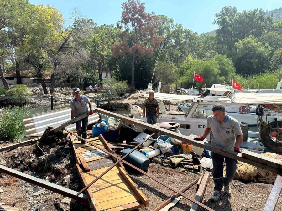 Kemer Balıkçı Barınağı’ndaki Kaçak Yapılar Kaldırıldı