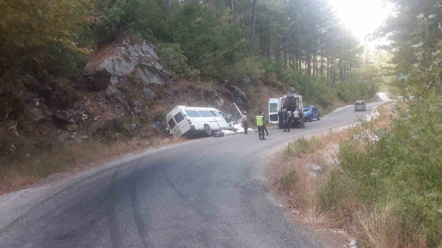 Alanya’da Freni Boşalan Minibüs Kayaya Çarpıp Devrildi: 3’ü Çocuk 6 Yaralı