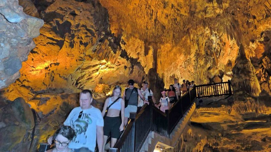 Alanya’da Şifa Kaynağı Mağara Yerli Ve Yabancı Turistlerin Akınına Uğruyor