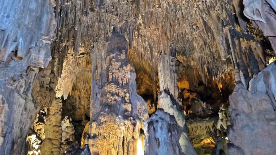 Alanya’da Şifa Kaynağı Mağara Yerli Ve Yabancı Turistlerin Akınına Uğruyor