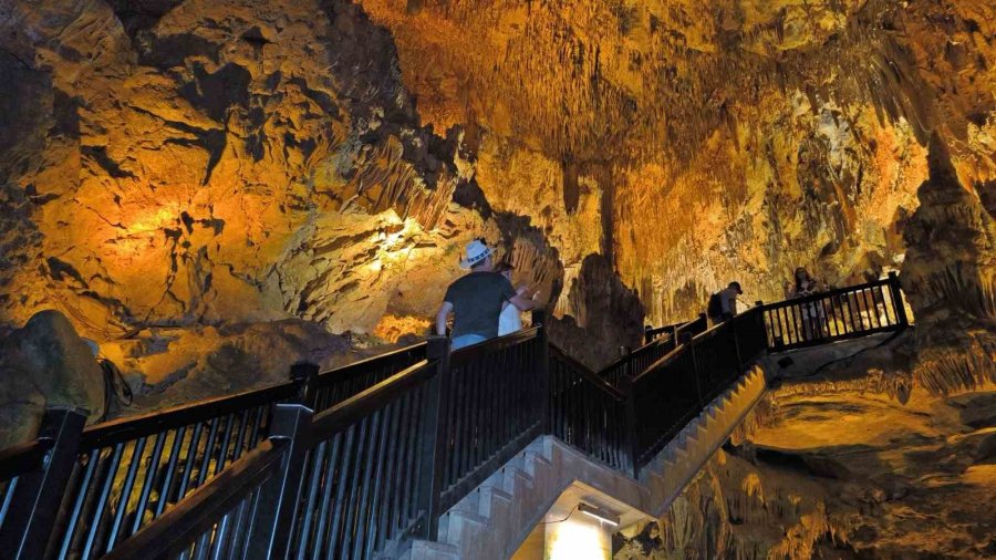 Alanya’da Şifa Kaynağı Mağara Yerli Ve Yabancı Turistlerin Akınına Uğruyor