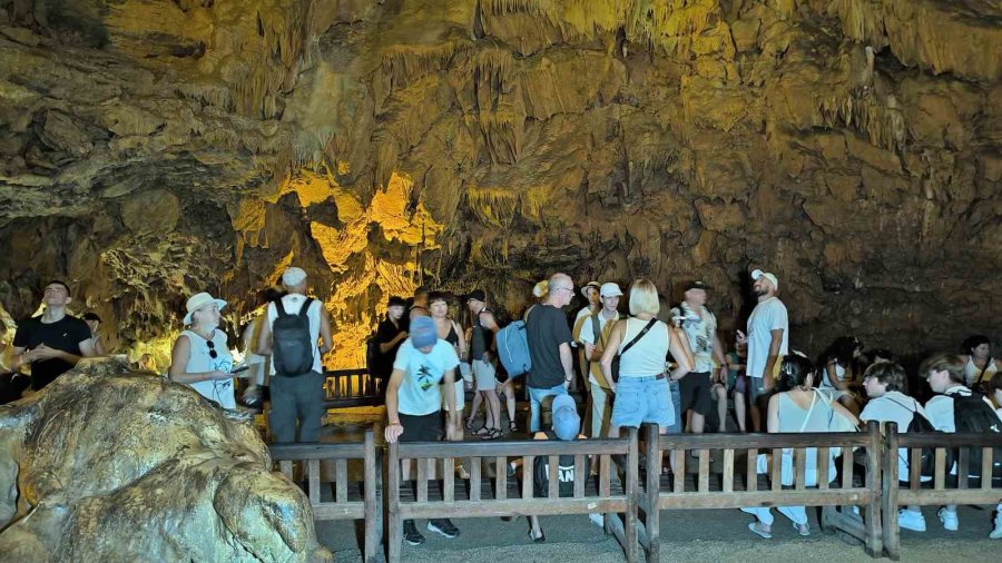 Alanya’da Şifa Kaynağı Mağara Yerli Ve Yabancı Turistlerin Akınına Uğruyor