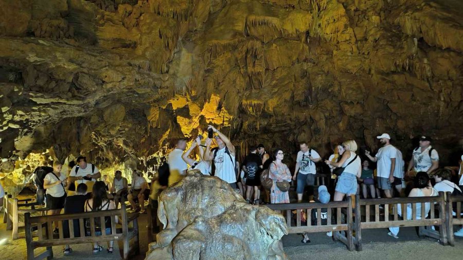 Alanya’da Şifa Kaynağı Mağara Yerli Ve Yabancı Turistlerin Akınına Uğruyor