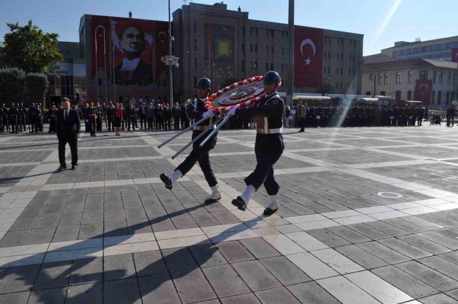 Zafer Bayramı Kutlamaları Çelenk Sunumu İle Başladı