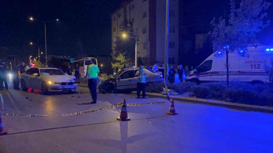 İki Otomobilin Kafa Kafaya Çarpıştığı Kaza Kamerada: 1 Ölü, 5 Yaralı