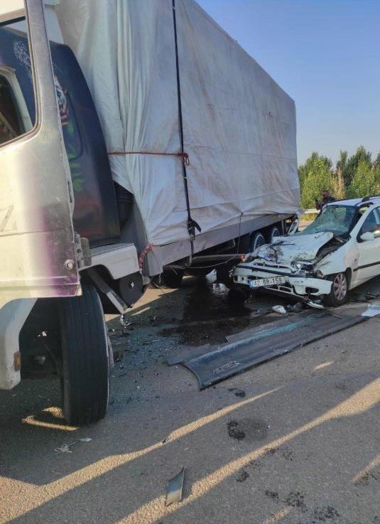 Konya’da Otomobil Tıra Çarptı: 3 Ölü, 2 Yaralı