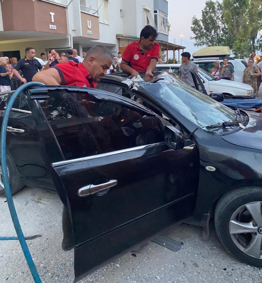 Tatil Sitesinde Feci Olay: 21’inci Kattan Otomobilin Üzerine Düşerek Öldü