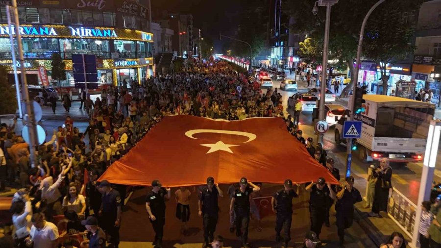 Zaferin 102. Yılında Niğde’de Fener Alayı Düzenlendi