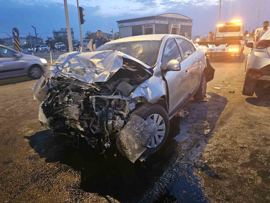 Aksaray’da İki Otomobil Çarpıştı: 4 Yaralı