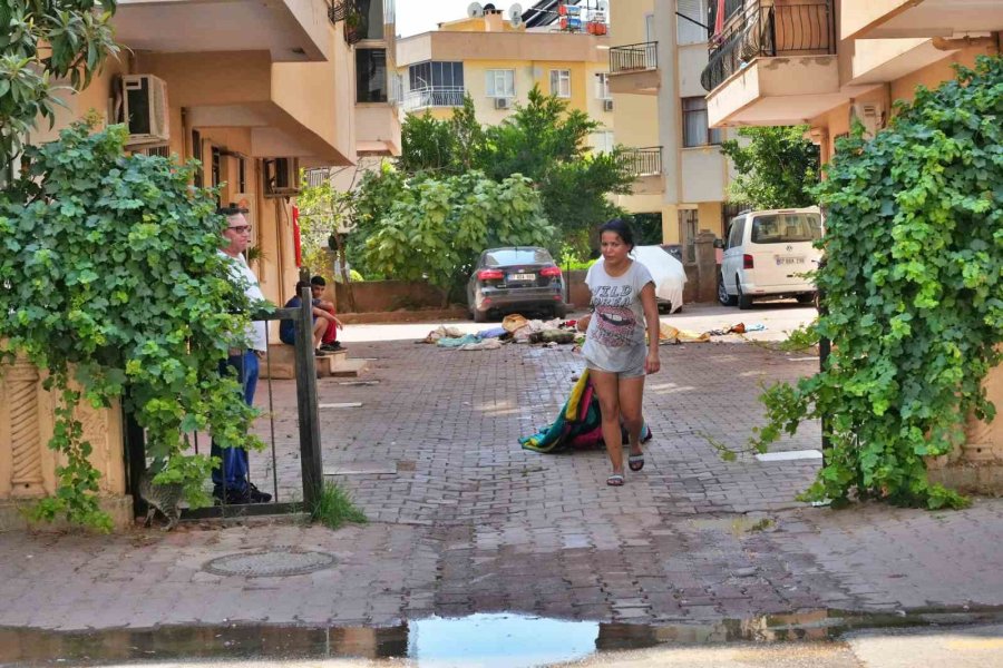 Yanan Evinin Ardından Gözyaşlarına Boğuldu