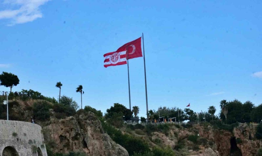 Fırtınada Koparak Denize Uçan Dev Türk Bayrağı 8 Ay Sonra Dalgıçlar Tarafından Deniz Tabanında Bulunarak Çıkarıldı