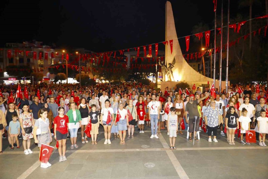 Alanya’da 30 Ağustos Zafer Bayramı Fener Alayıyla Kutlandı