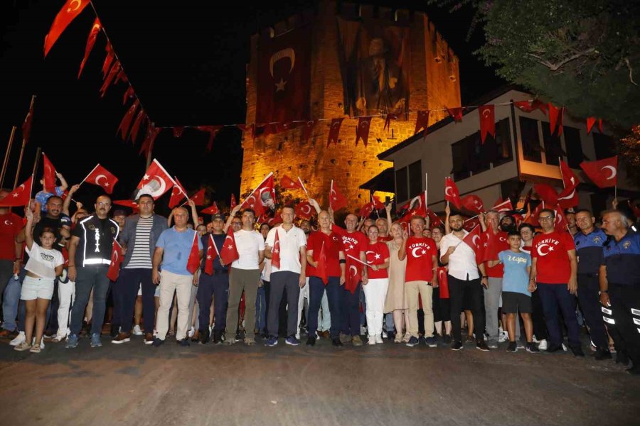 Alanya’da 30 Ağustos Zafer Bayramı Fener Alayıyla Kutlandı