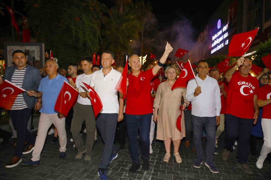 Alanya’da 30 Ağustos Zafer Bayramı Fener Alayıyla Kutlandı