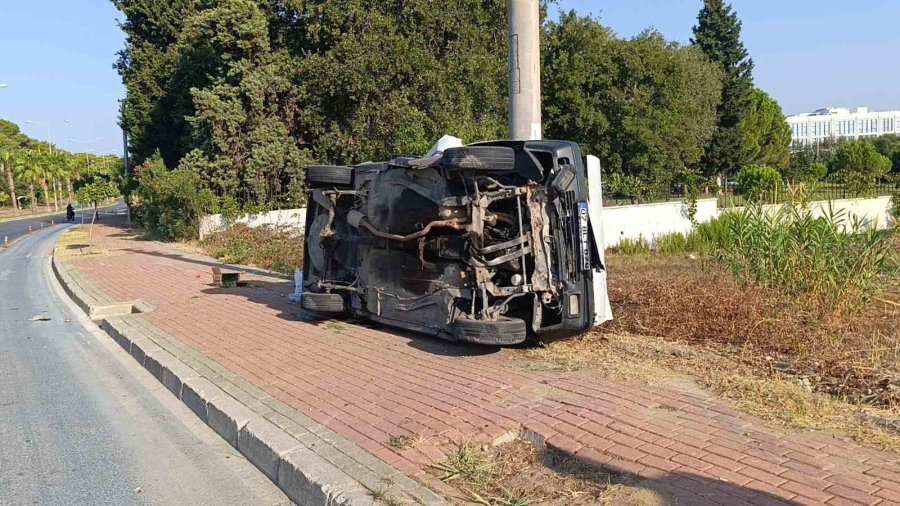 Turist Dolu Safari Aracı İle Çarpışıp Yoldan Çıkan Otomobil Aydınlatma Direğine Çarpıp Hurdaya Döndü