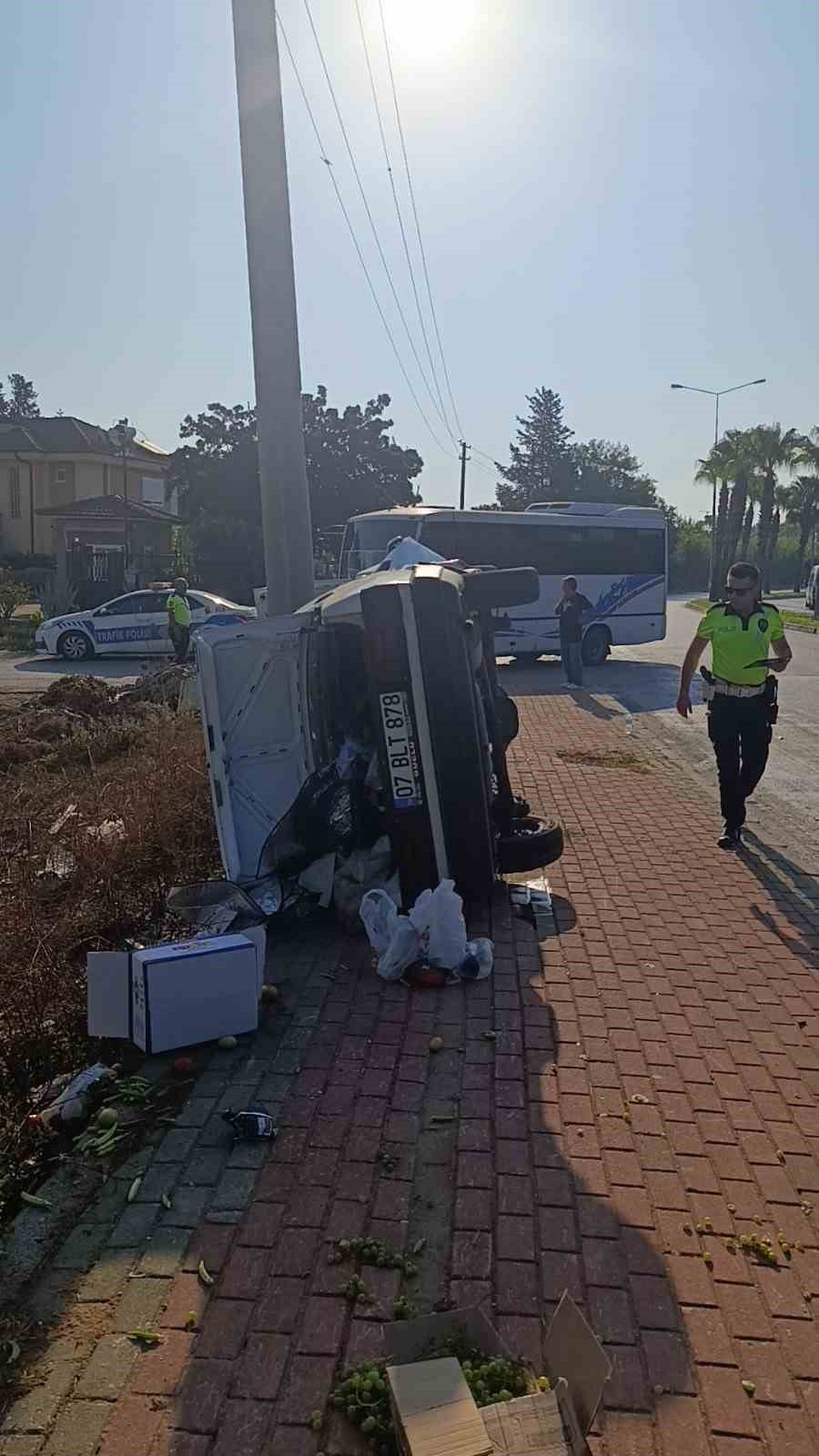 Turist Dolu Safari Aracı İle Çarpışıp Yoldan Çıkan Otomobil Aydınlatma Direğine Çarpıp Hurdaya Döndü