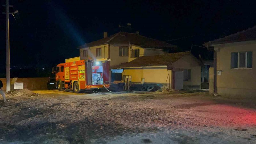 Eskişehir’de Samanlık Yangını: 2 Bin Balya Saman Ve 1 Traktör Küle Döndü